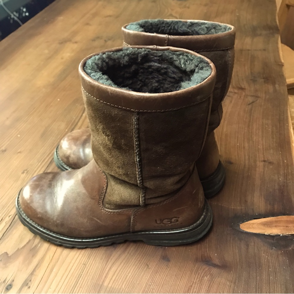 Ugg Pull On Slippers Brown Size 6 Sheepskin lining
